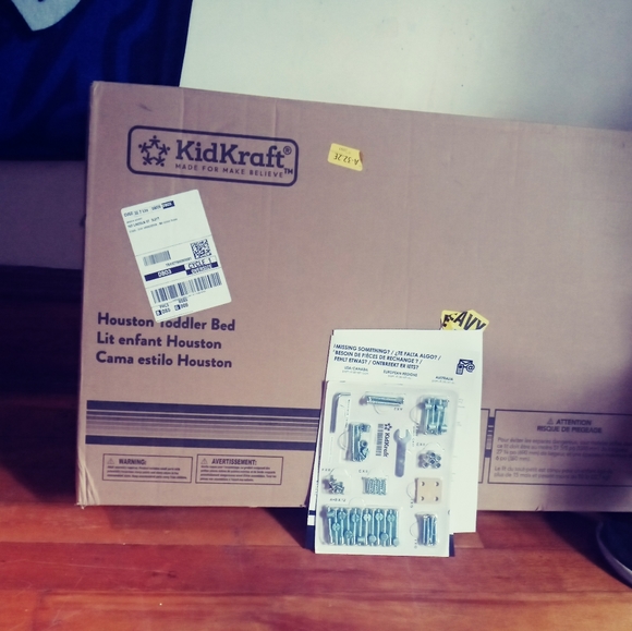 Toddlers/ infant bed with bars on each side. - Picture 4 of 4